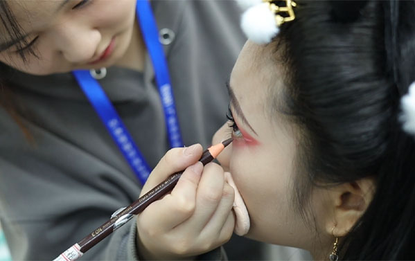 化妆小白画眼线:3个技巧画出自然眼妆